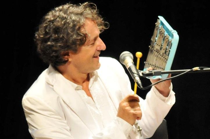 Goran Bregovic tocou guitarra e instrumentos de percuss&atilde;o