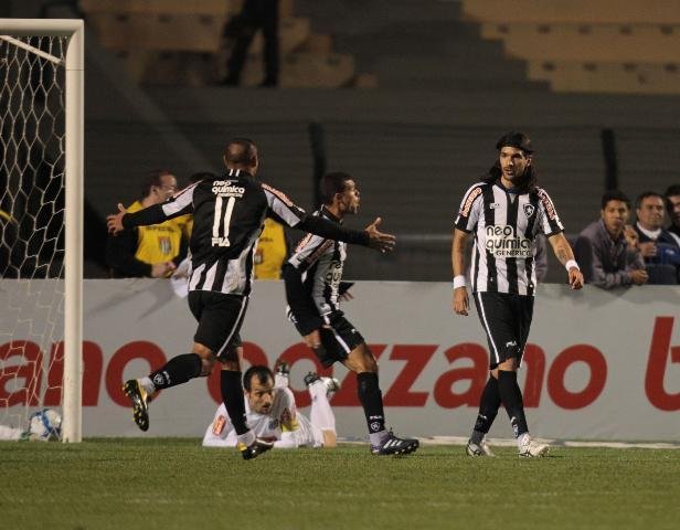 Com gol de Loco Abreu no final, Botafogo bate o Santos