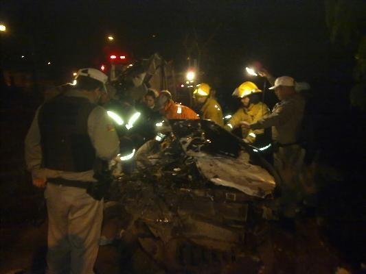 Uma pessoa morre em colis&atilde;o de caminh&atilde;o e carro na BR-116