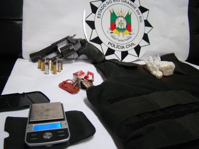 Arma, drogas e colete foram apreendidos na zona Sul de Porto Alegre