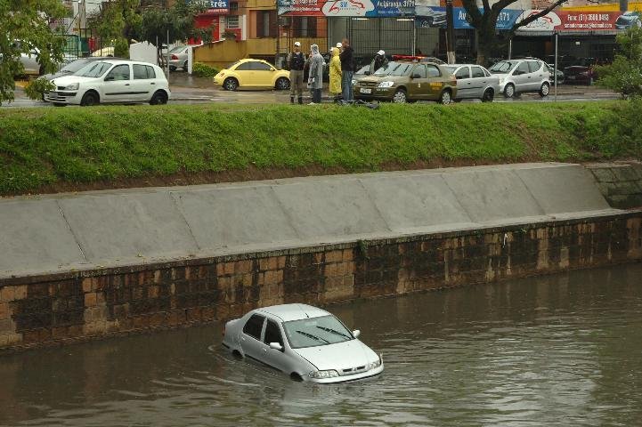 Carro cai no Arroio Dil&uacute;vio em Porto Alegre