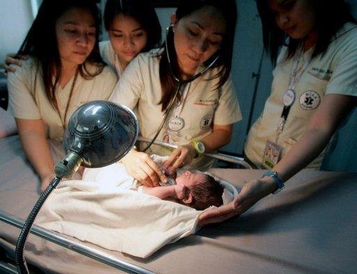 Rec&eacute;m-nascido &eacute; encontrado em lixeira de avi&atilde;o nas Filipinas