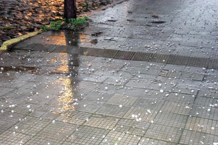 Gelo ficou acumulado em v&aacute;rios pontos da cidade
