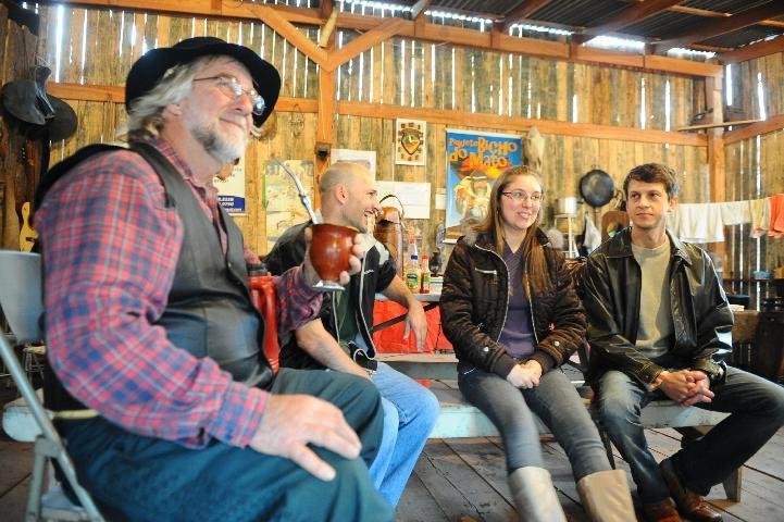 Por causa da chuva, tradicionalistas confraternizam dentro dos galp&otilde;es