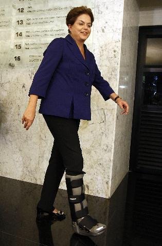 Dilma ter&aacute; que usar bota ortop&eacute;dica por cerca de uma semana