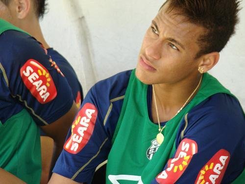 Pai de Neymar minimiza pol&ecirc;mica criada pelo filho