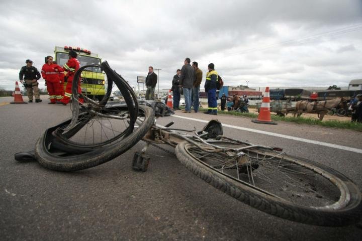 Ciclista morre atropelado por caminh&atilde;o em Pelotas