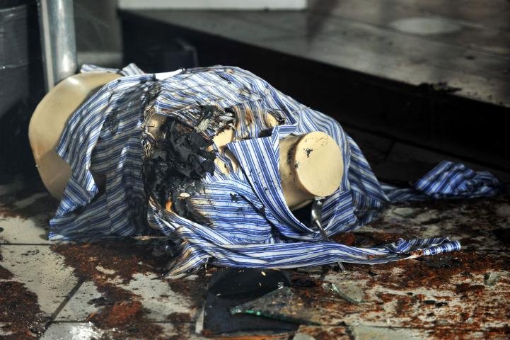 O fogo queimou as roupas de dentro da loja