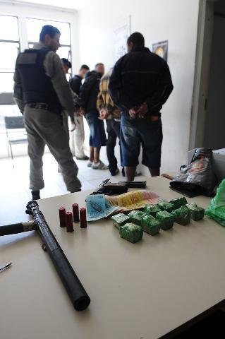 Quatro s&atilde;o presos por tr&aacute;fico na Vila Concei&ccedil;&atilde;o, em Porto Alegre 