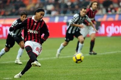 Ronaldinho diz que merecia ter ido &agrave; Copa e que pretende jogar at&eacute; os 40