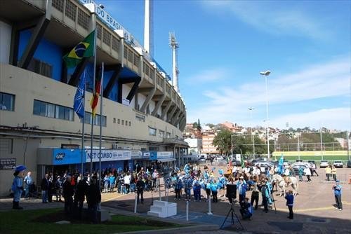 Bandeiras do Brasil, do Estado e do Gr&ecirc;mio foram hasteadas na manh&atilde; desta quarta-feira durante solenidade no Ol&iacute;mpico