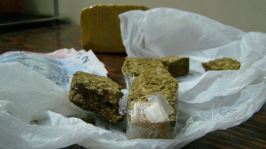 Pol&iacute;cia prende suspeito com 300g de maconha na Capital
