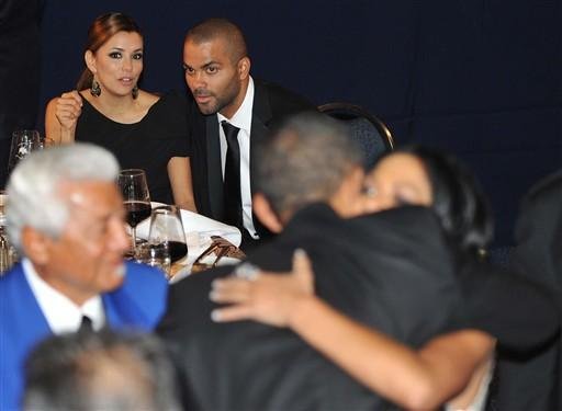 Eva Longoria ao lado do marido, estrela da NBA, Tony Parker, em Washington