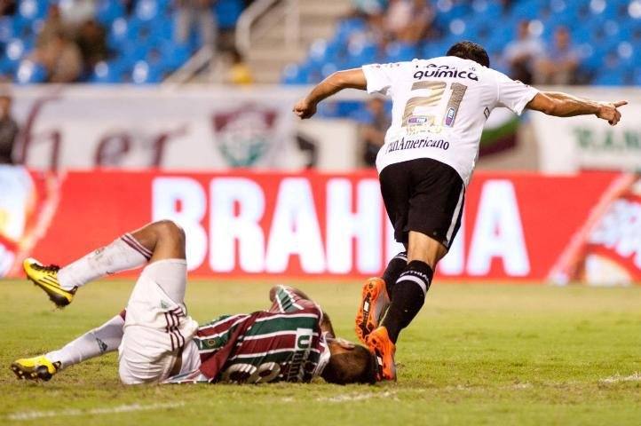 Fora de casa, Corinthians bate Fluminense e cola no l&iacute;der