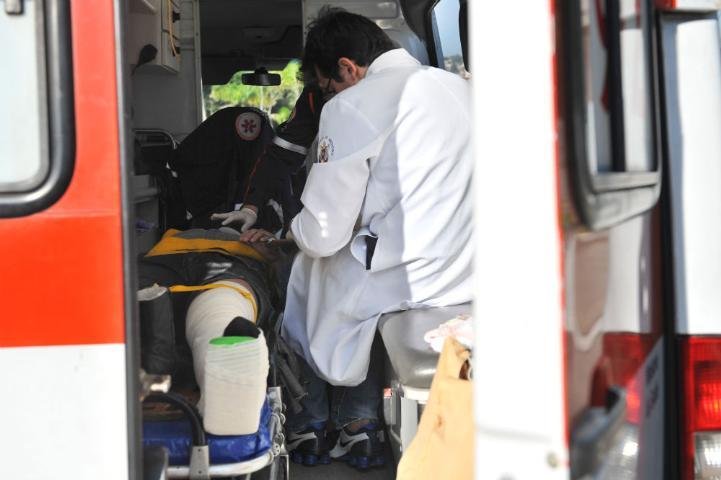 Colis&atilde;o entre duas viaturas fere tr&ecirc;s pessoas em Porto Alegre