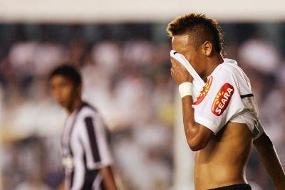 Neymar brigou com o t&eacute;cnico Dorival J&uacute;nior ontem