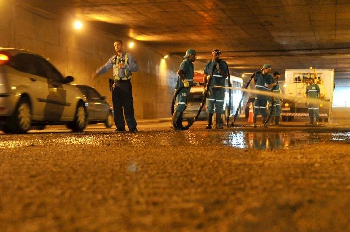 Caminh&atilde;o despeja carga por acidente e bloqueia trecho do T&uacute;nel da Concei&ccedil;&atilde;o