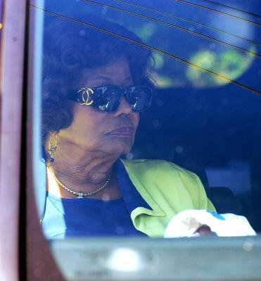 Ex-produtora de Michael Jackson &eacute; processada por m&atilde;e do astro