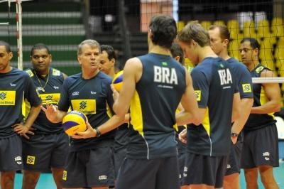 Brasil chega &agrave; Alemanha e j&aacute; treina para o Mundial de V&ocirc;lei