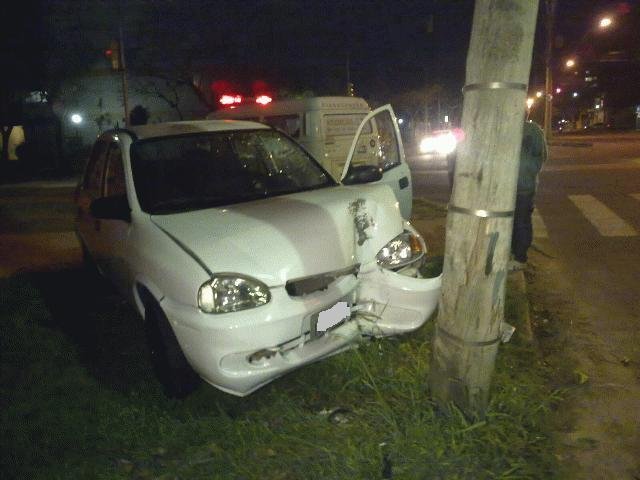 Carro invade cal&ccedil;ada na zona Sul de Porto Alegre