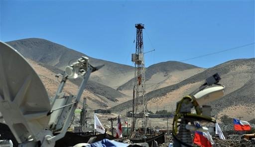 M&aacute;quina escavadora chega ao local onde est&atilde;o os mineiros soterrados do Chile