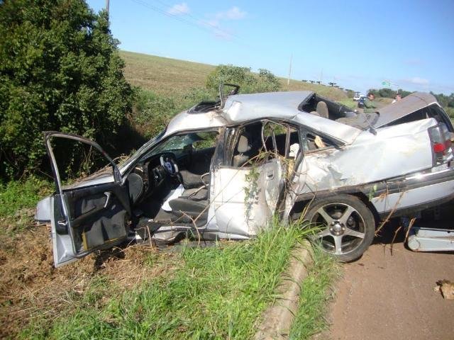 Homem morre ao bater carro contra &aacute;rvore em Tapera