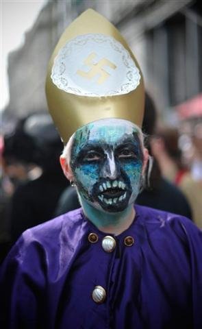 Manifestantes protestam em visita de papa a Londres