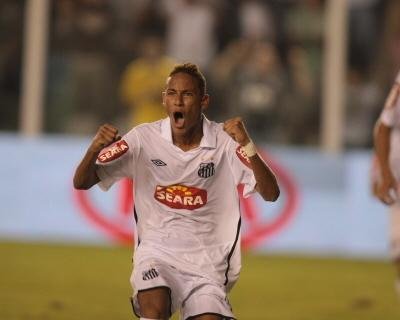 Pai de Neymar acata puni&ccedil;&atilde;o do Santos, mas pede paz