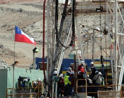 Terceira perfuradora come&ccedil;a a funcionar para resgatar mineiros no Chile