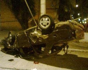 Monza ficou capotado na rua Edu Chaves 