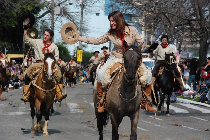Desfile Farroupilha re&uacute;ne milhares de pessoas em Santa Maria