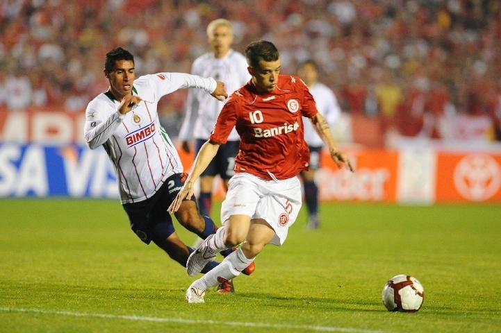 Meia conduziu o Inter para a virada contra o Chivas na Libertadores