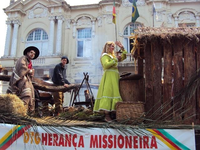 Tradi&ccedil;&otilde;es foram apresentadas pelos participantes do desfile em Cruz Alta