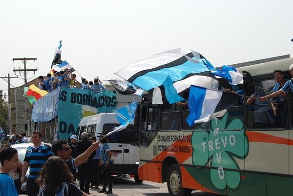 Torcedores participam de carreata gremista na Capital