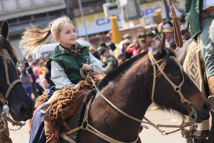 Crian&ccedil;as e mulheres s&atilde;o destaques do Desfile Farroupilha em Bag&eacute;