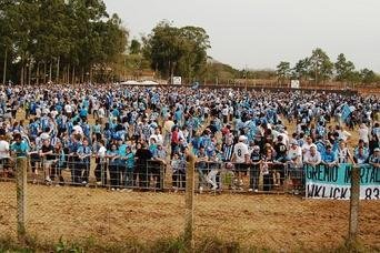 Milhares de pessoas foram at&eacute; o bairro Humait&aacute; acompanhar o come&ccedil;o das obras da Arena
