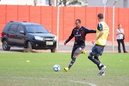Alecsandro j&aacute; treina com o grupo do Inter