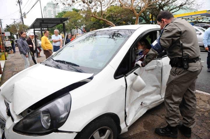 Carro invade cal&ccedil;ada ap&oacute;s colis&atilde;o na zona Sul da Capital