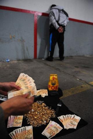 Dupla foi flagrada com R$ 6,7 mil em dinheiro, al&eacute;m da mercadoria 