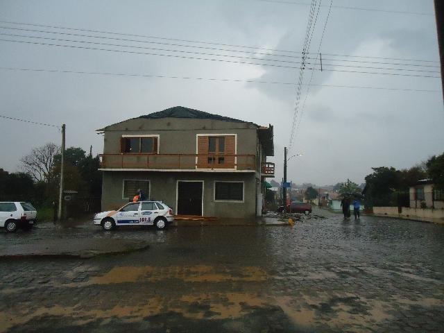 As rajadas vieram acompanhadas de precipita&ccedil;&atilde;o e de muitos raios e rel&acirc;mpagos