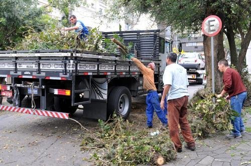 &Aacute;rvores caem sobre carros na rua Marqu&ecirc;s do Herval