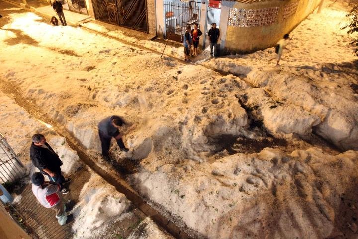 Granizo cobre telhados e carros em Guarulhos