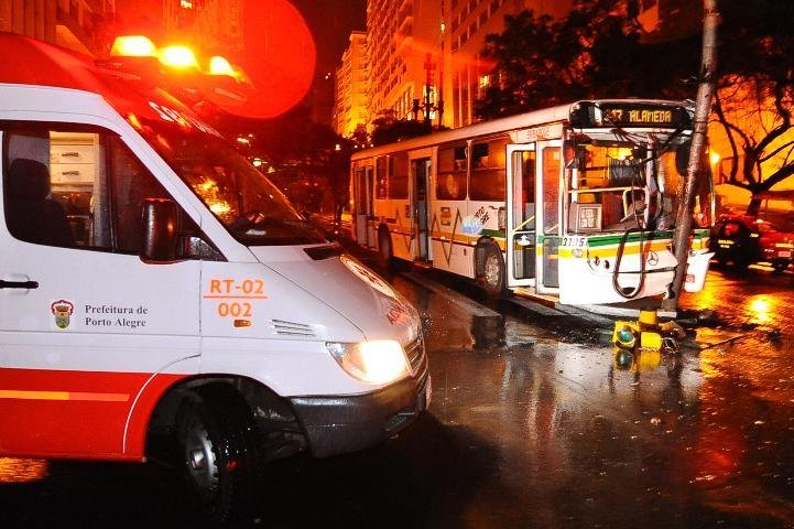 Feridos foram levados por ambul&acirc;ncia ao HPS