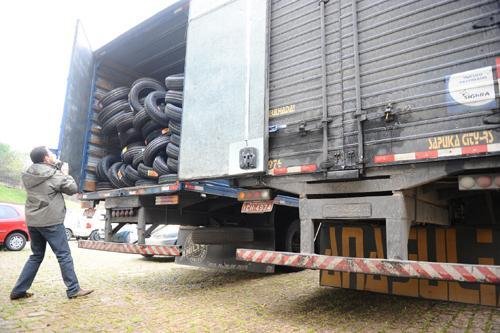 Carregamento de pneus &eacute; recuperado em Sapucaia do Sul