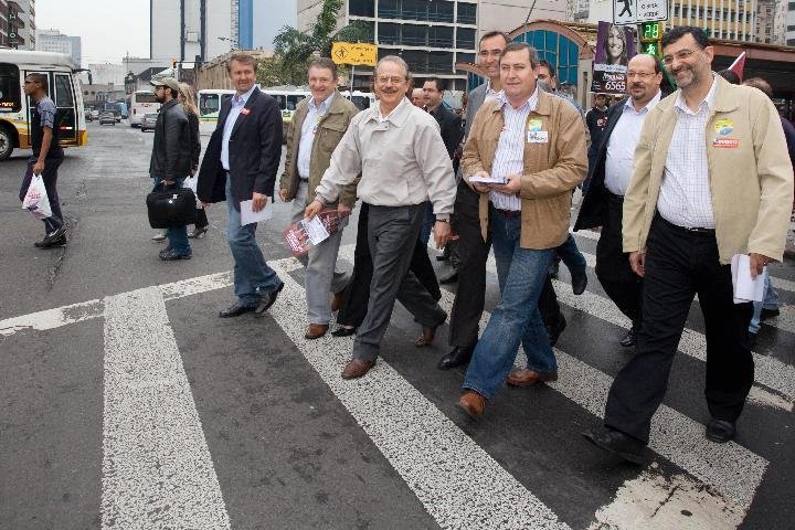Tarso re&uacute;ne prefeitos em campanha no Centro de Porto Alegre