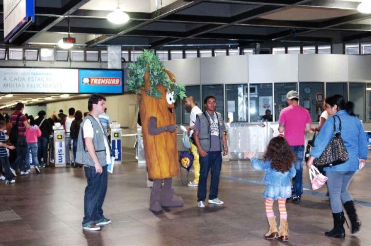 Volunt&aacute;rios se fantasiam de &aacute;rvore no Centro da Capital