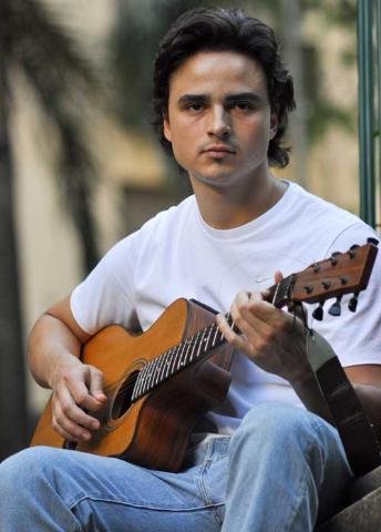 Guitarrista Jo&atilde;o Pedro lan&ccedil;a primeiro CD