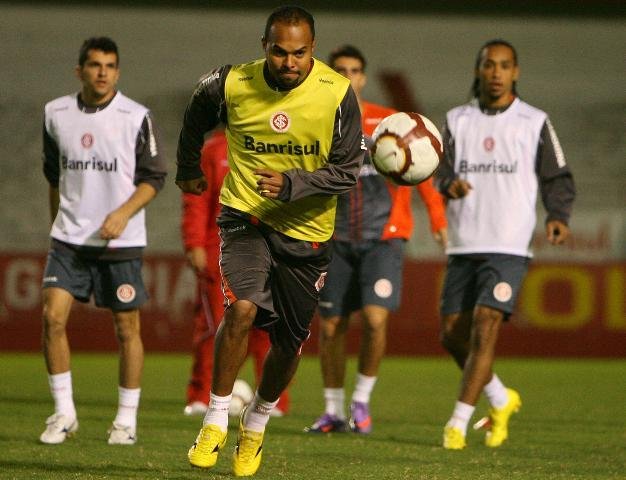 Inter pode relacionar Renan e Alecsandro para enfrentar o Corinthians