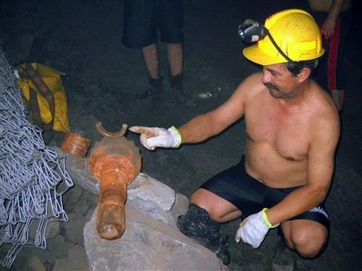 Mineiro soterrado no Chile mostra que pe&ccedil;a que se desprendeu era fundamental no resgate