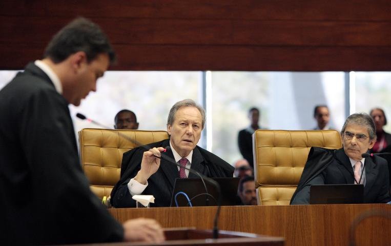Ministro Ricardo Lewandowski, no centro da foto, votou a favor da Ficha Limpa